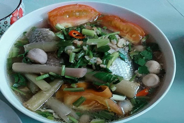 Món canh chua lá linh bông súng của cô gái miền Tây