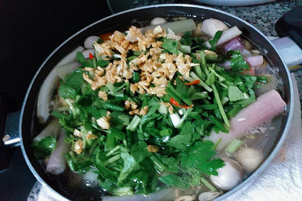 Món canh chua lá linh bông súng của cô gái miền Tây