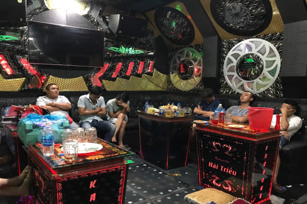 Đột kích karaoke phát hiện 29 khách chơi ma túy