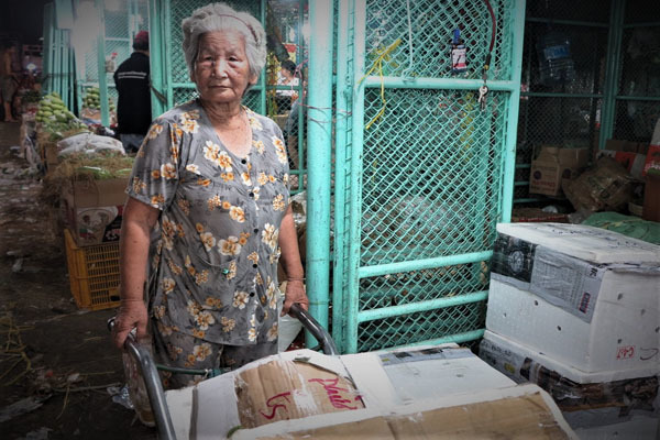 Cụ bà nổi tiếng ở chợ Thủ Đức: 75 tuổi đẩy cả tấn hàng mỗi đêm