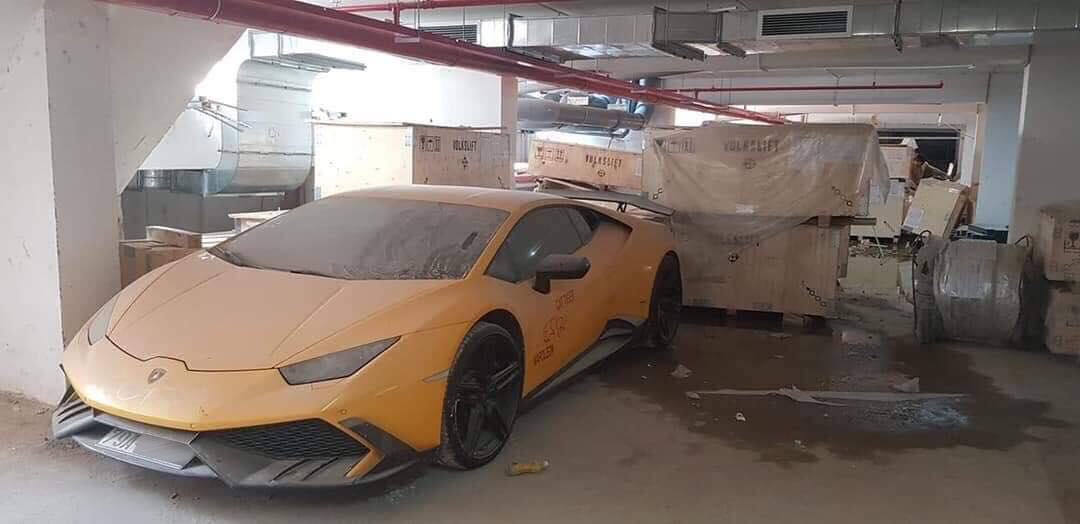 Siêu xe Lamborghini Huracan từng qua tay Cường Đôla phủ bụi ở Nha Trang