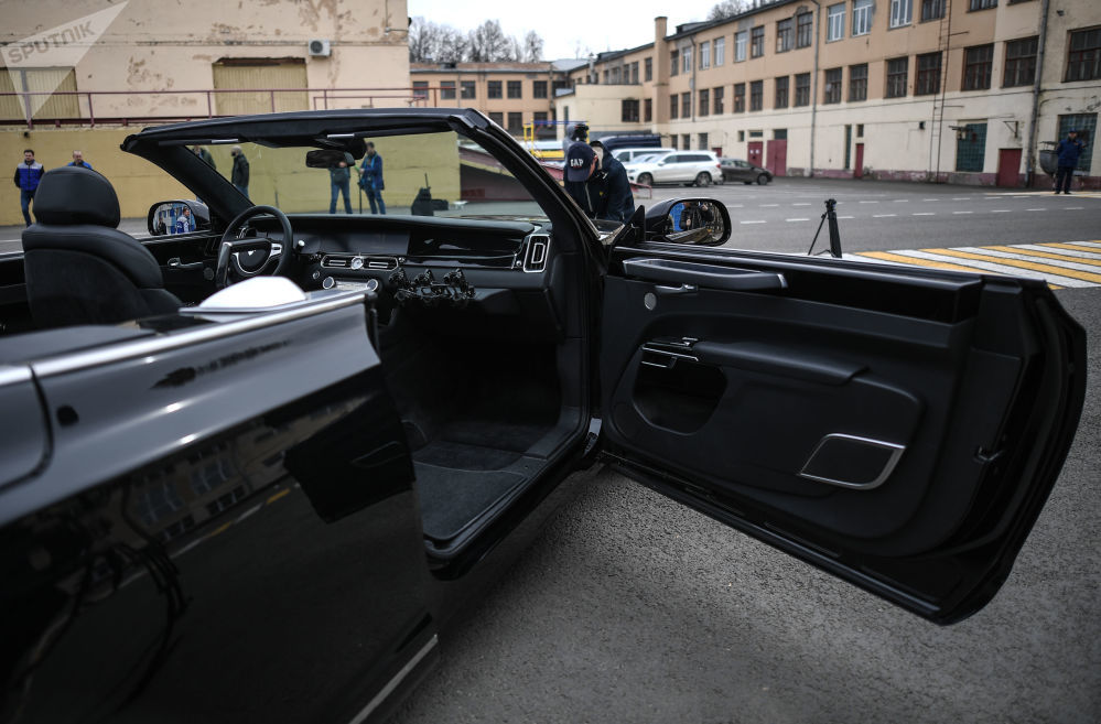 Mẫu siêu sang mui trần của Nga đối đầu với Rolls-Royce Dawn