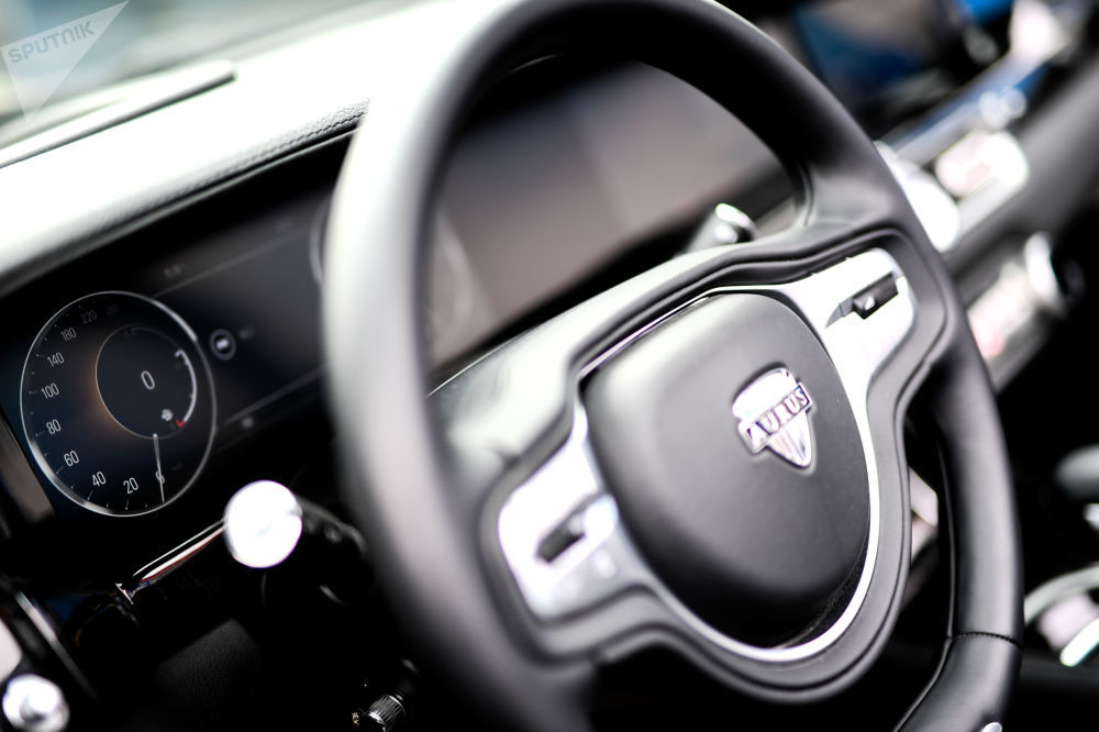 Mẫu siêu sang mui trần của Nga đối đầu với Rolls-Royce Dawn