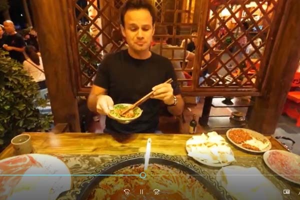 Khách Tây thở hổn hển khi ăn thử lẩu cay ở Trung Quốc