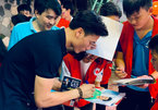 Quang Hải, Bùi Tiến Dũng trao sách cho các em mồ côi