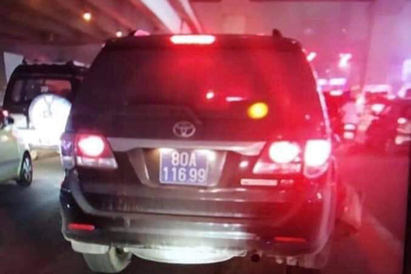 Hà Nội: Xe biển xanh 80A gây tai nạn rồi bỏ chạy không có dữ liệu đăng kiểm