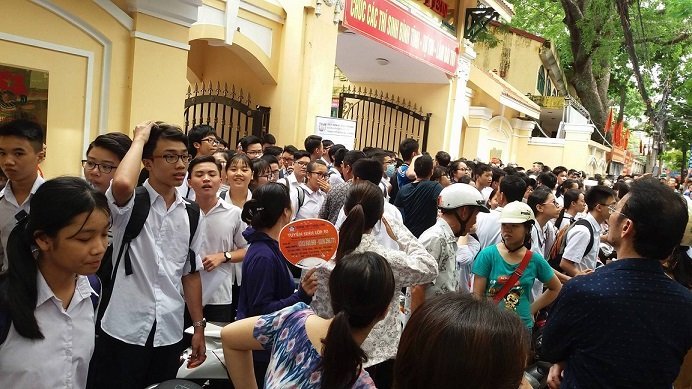 Cứ 4 học sinh thì 1 em có 