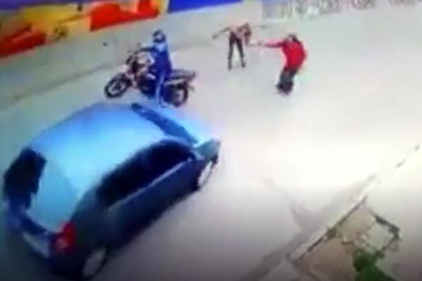 Hành động không ngờ của tài xế xe hơi khi thấy phụ nữ bị cướp
