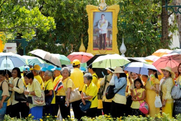 Người Thái xếp hàng dài, 