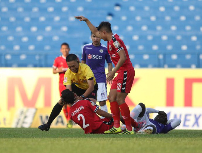Trọng tài cứu cầu thủ Bình Dương thoát nuốt lưỡi