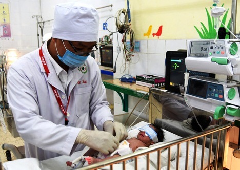 Em bé vừa sinh ra bị hở thành bụng hiếm gặp