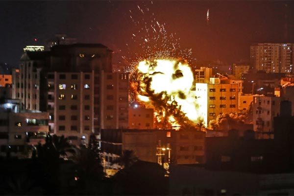 Sau mưa tên lửa, Thủ tướng Israel chỉ đạo tăng bắn phá Gaza