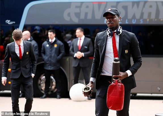 Pogba ở lại MU, Dani Alves giảm lương ký Arsenal