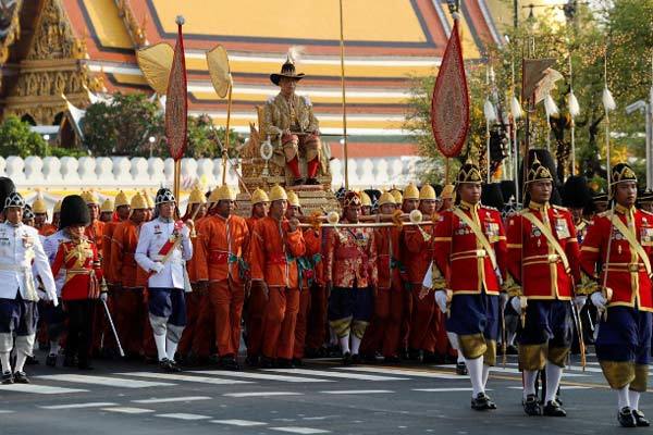 Hình ảnh ấn tượng lễ rước kiệu của tân vương Thái Lan