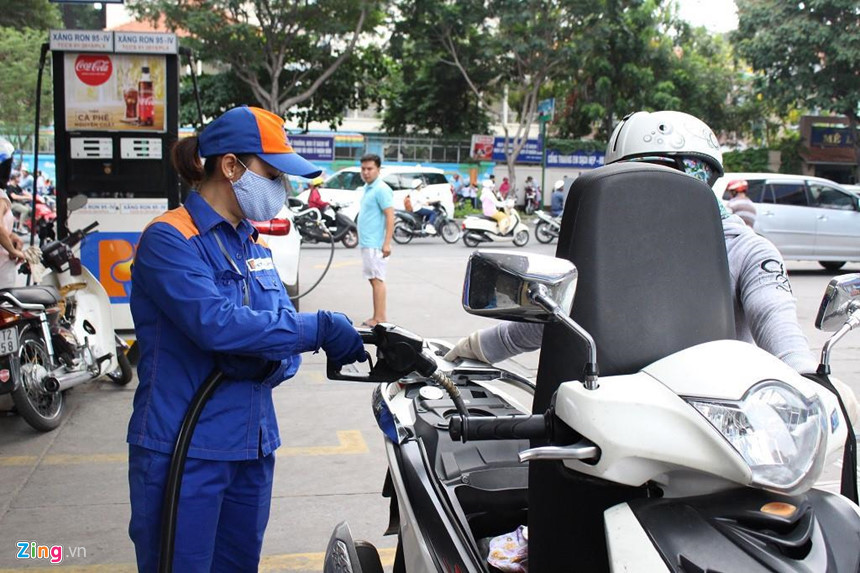Giá xăng đang ‘cõng’ bao nhiêu thuế phí?