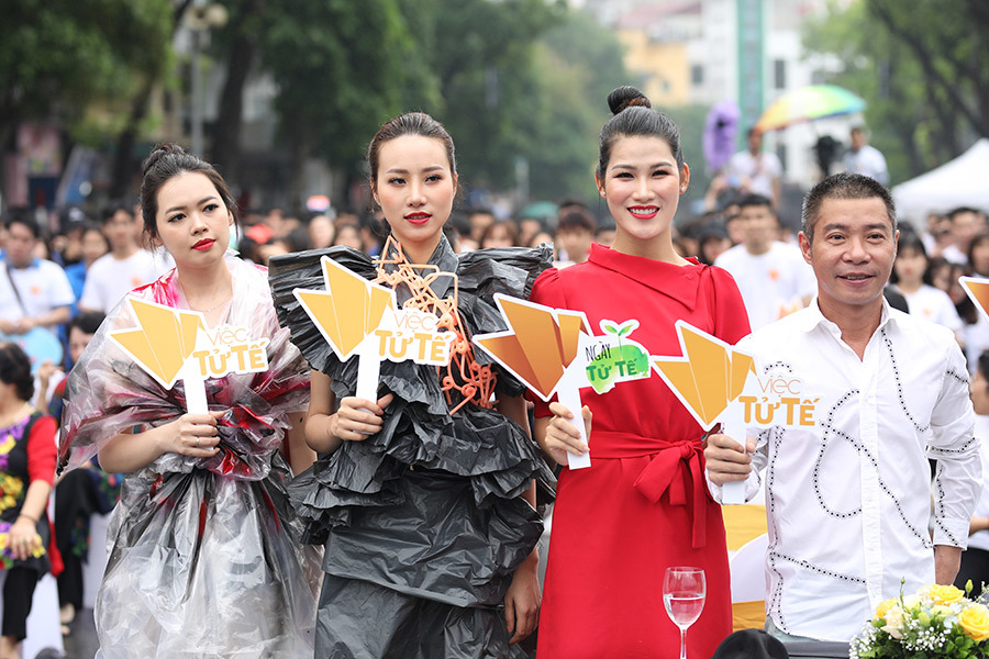 Công Lý bên dàn chân dài kêu gọi bảo vệ môi trường không rác thải