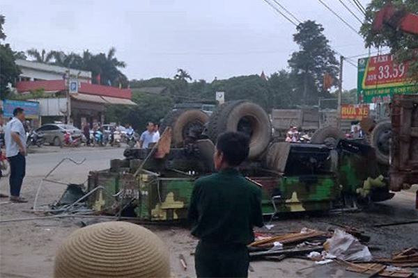 Xe quân sự lật ở Hà Nội, 30 chiến sĩ bị thương