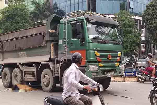 Cô gái bị xe ben cán chết giữa vòng xoay khu đô thị Pháp Vân