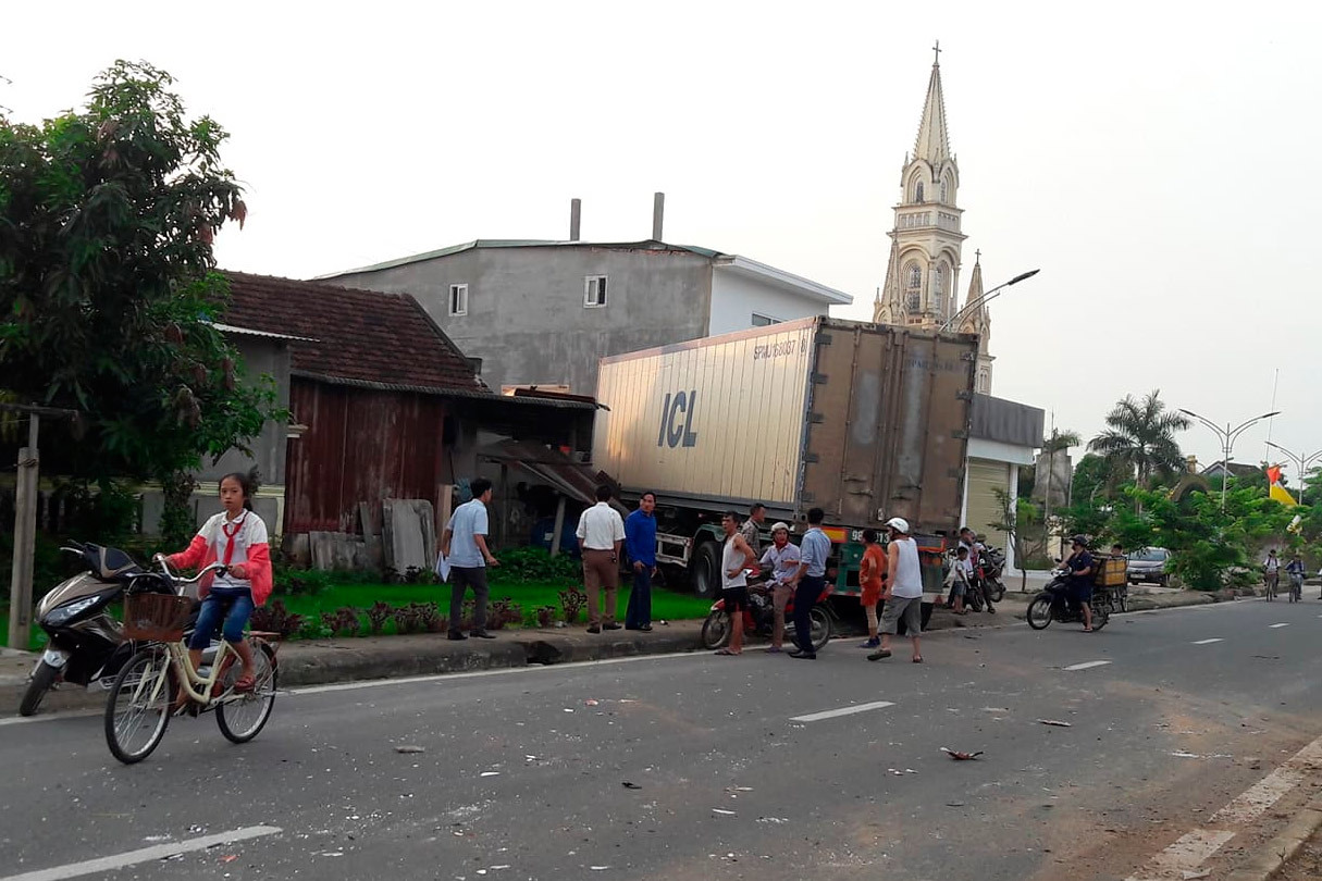 Xe container tông sập nhà, vợ chồng đang ngủ choàng tỉnh kêu cứu