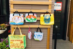 Túi xách từ vỏ bao cám heo, vịt của Việt Nam được yêu thích ở Nhật