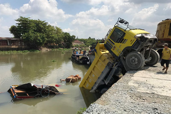 Hi hữu xe ben tụt dốc đè trúng ghe bán tạp hóa trên sông