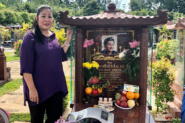 Hồng Vân đến thăm mộ Anh Vũ, kể ước nguyện lúc sinh thời của cố nghệ sĩ