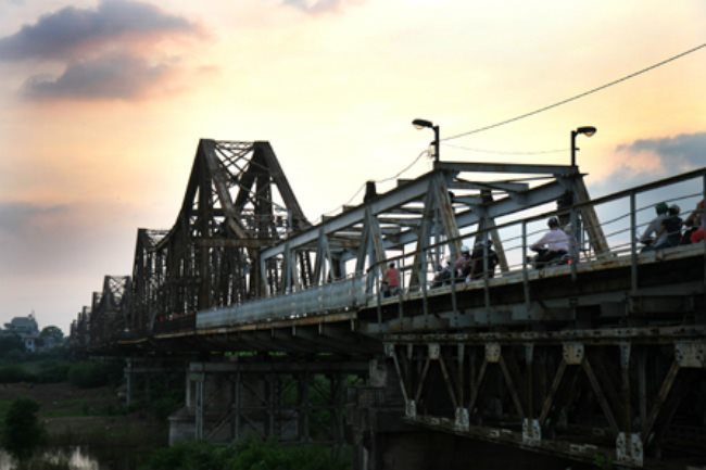 Dang Viet puts on Long Bien Bridge-inspired exhibition