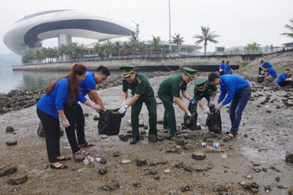 Young people in Quang Ninh, Soc Trang join environmental campaigns