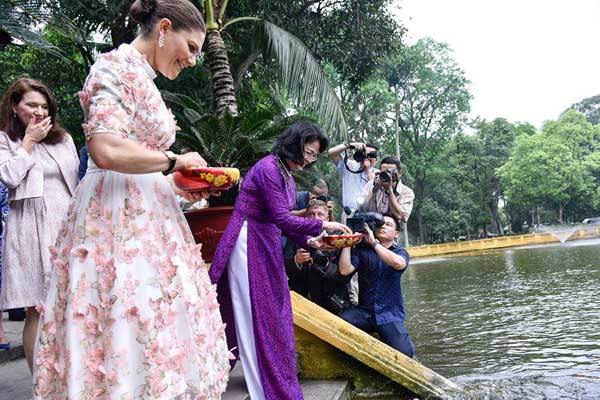 Công chúa Thụy Điển cho cá ăn tại khu nhà sàn Bác Hồ