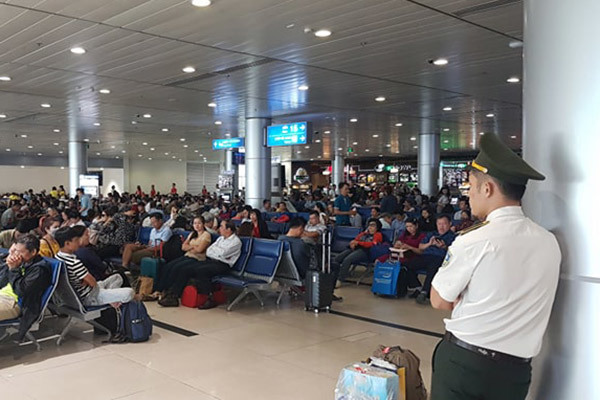 Bắt 2 kẻ nghiện ma túy lượn lờ trộm đồ tại sân bay Tân Sơn Nhất