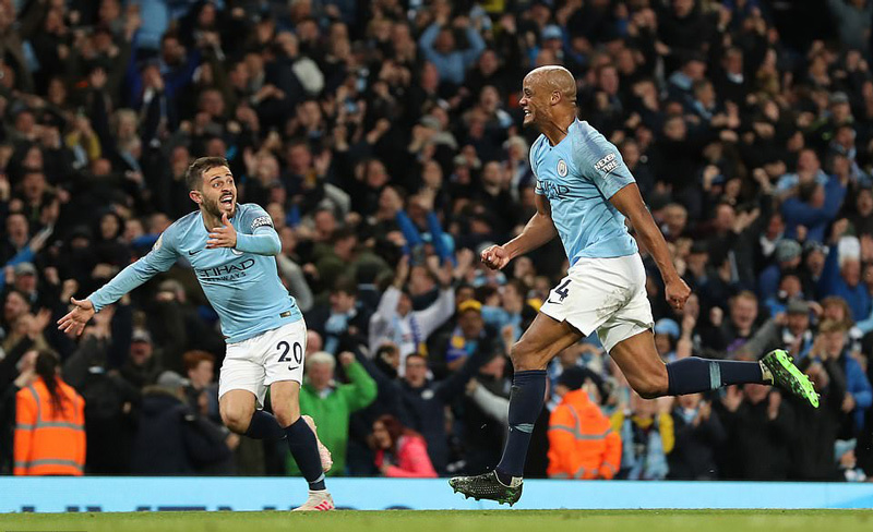 Man City tiến sát ngôi vương nhờ cú rocket của Kompany