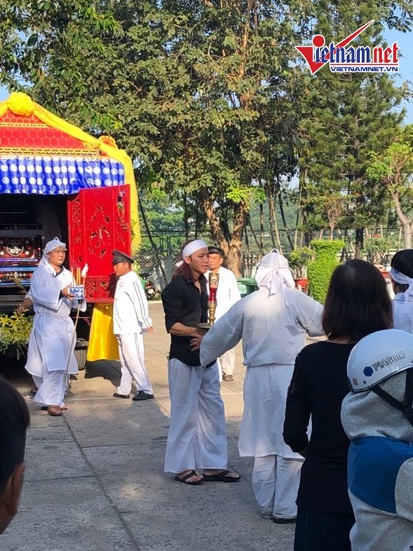 Vợ chồng Việt Hương đau buồn tiễn biệt cha về nơi chín suối