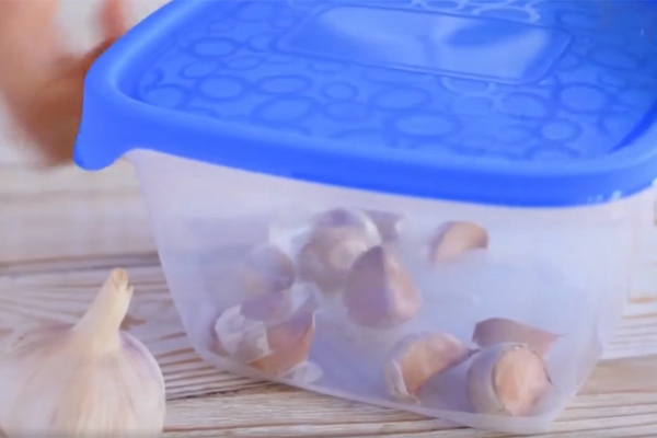 Bóc tỏi nhanh không cần dao và mẹo cắt dưa hấu đẹp mắt