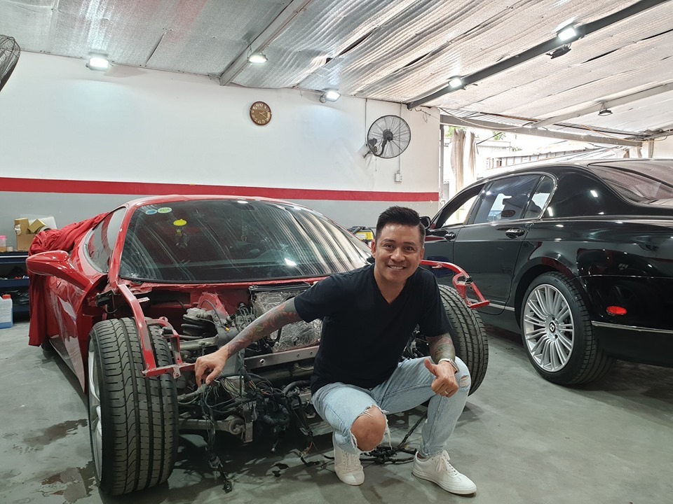 Tuấn Hưng ngóng hồi sinh siêu xe Ferrari 16,5 tỷ gặp nạn từ năm ngoái