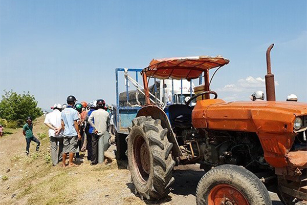 Tông mạnh vào xe máy cày, 2 mẹ con chết thảm ở Ninh Thuận