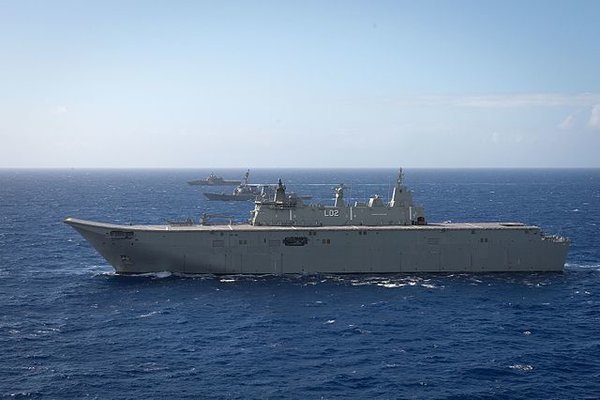 ‘Soi’ tàu chiến lớn nhất Australia đang thăm Việt Nam
