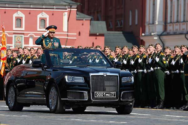 Siêu xe mới của Putin xuất hiện giữa 'cỗ máy chiến tranh' hoành tráng của Nga