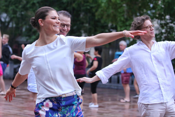 Công chúa kế vị Thụy Điển nhảy cùng người Hà Nội buổi sớm Hồ Gươm