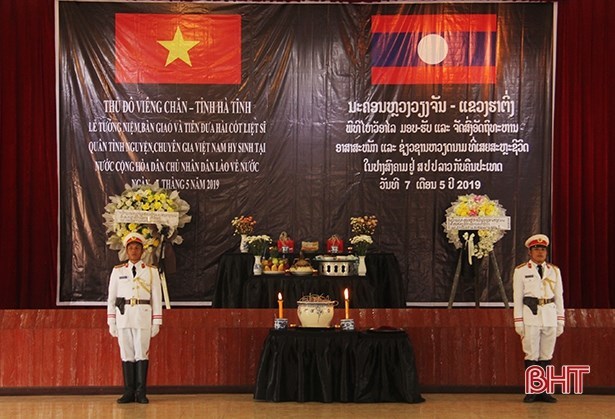 Remains of Vietnamese volunteer soldiers, experts repatriated from Laos