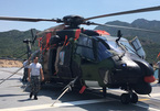 Dàn trực thăng săn ngầm trên siêu tàu đổ bộ tại cảng Cam Ranh