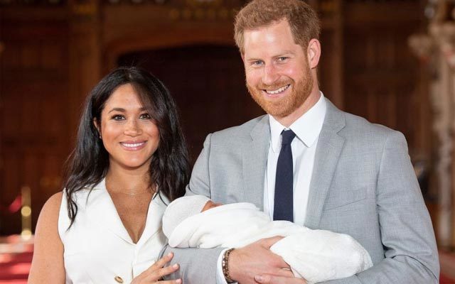 Vợ chồng Hoàng tử Harry công khai hình ảnh đầu tiên về con trai đầu lòng