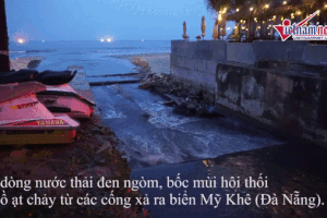 Sau mưa lớn, nước đen ngòm hôi thối cuồn cuộn đổ xuống biển Đà Nẵng