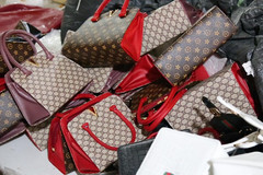 Ngôi làng Hà Nội: Tậu xe hơi, nhà lầu nhờ sản xuất túi Hermes, Gucci giả