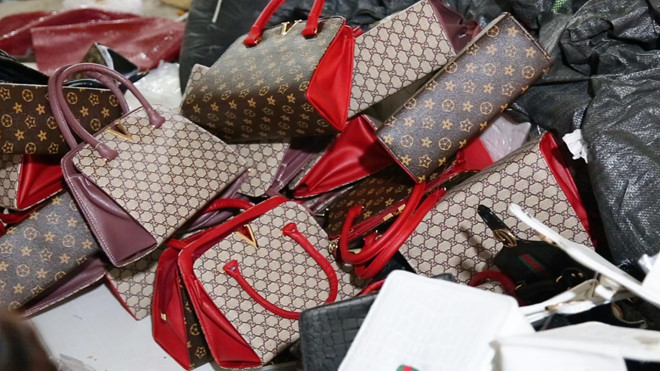 Ngôi làng Hà Nội: Tậu xe hơi, nhà lầu nhờ sản xuất túi Hermes, Gucci giả