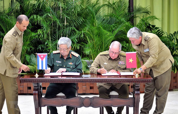 Deputy Defence Minister Nguyen Chi Vinh visits Cuba