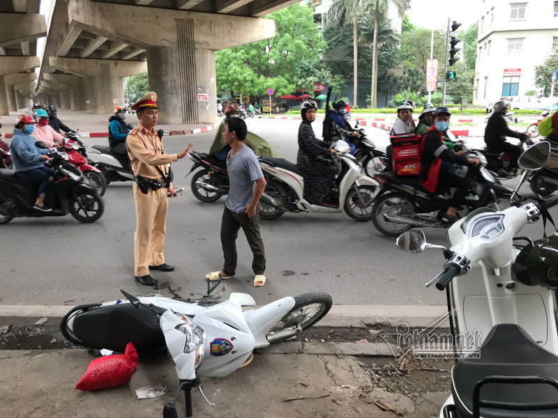 Hà Nội: Đánh CSGT, giải cứu bạn nhậu bị kiểm tra nồng độ cồn