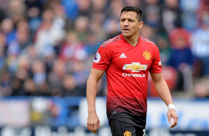 MU reo vui vì bán được Alexis Sanchez, Man City mất Otamendi