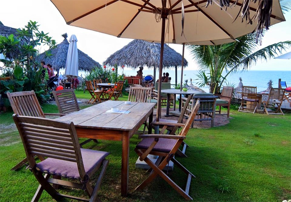 Hoi An beach overrun with too many tourists, illegally built huts