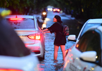 Người Sài Gòn lại bì bõm lội nước trên phố sau trận mưa lớn