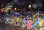 Đội mưa xem biểu diễn nghệ thuật tại Lễ kỷ niệm 990 năm Thanh Hóa